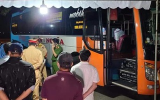 Tài xế xe khách nhốt CSGT, tông chốt kiểm dịch ở Đà Nẵng