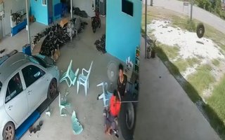 Video: Đang ngồi trong nhà thì bị bánh xe tải văng qua cửa, đè trúng
