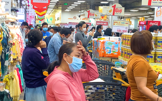 Video: Người dân TP.HCM ùn ùn đi mua thực phẩm, siêu thị tăng nguồn cung