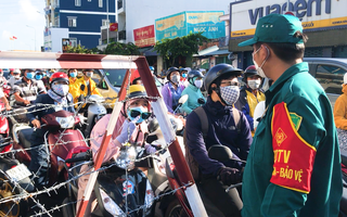 Video: Đông nghịt người tại các chốt chặn ở Gò Vấp trong ngày đầu thực hiện giãn cách