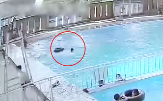 Video: Thanh niên 17 tuổi đuối nước ở hồ bơi có đông người nhưng không ai biết