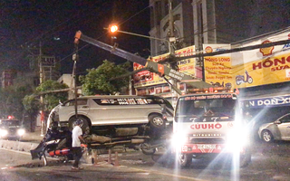 Video: Lật xe cứu thương chở mẹ về quê mai táng, con trai đi cùng nguy kịch