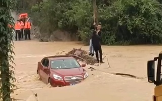 Video: Cứu 2 người trong chiếc ôtô bị nước lũ cuốn trôi