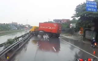 Video: Xe container mất lái chao đảo trên đường phố trước khi đâm vào dải phân cách