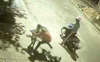 Video: Hai nam thanh niên chặn đường cướp điện thoại của bé trai ở Đắk Lắk