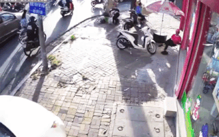 Video: Nữ tài xế lái xe ôtô lao lên lề đường, tông loạn xạ ở Vũng Tàu