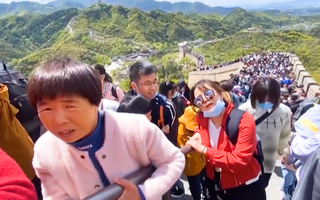 Video: Dòng người đổ về Vạn Lý Trường Thành giữa lúc thế giới đang vật lộn với đại dịch COVID -19