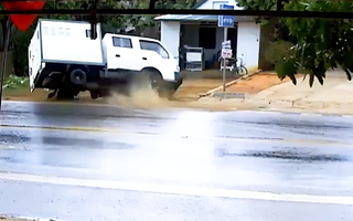 Video: Xe biển số xanh lật nhào trên đường, 2 người bị thương