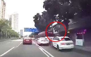 Video: Thanh niên đi mô tô bị húc bay lên không, may mắn chỉ xay xát nhẹ