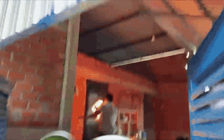Video: Khống chế thanh niên nghi 'ngáo đá', đốt nhà cha và cậu ở Tiền Giang