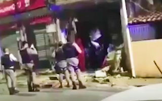 Video: Cướp cho nổ tung cửa hàng để lấy tiền trong cây ATM