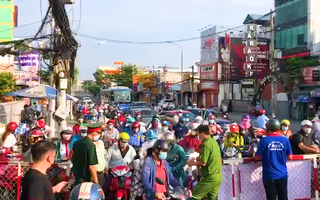 Video: Kiểm soát ra vào quận Gò Vấp sáng nay ùn ứ hàng ngàn người, lại phải xả chốt