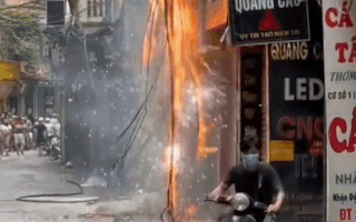 Video: Dây điện bị đứt, cháy nổ như pháo hoa ở Hà Nội