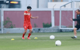 Video: HLV Park Hang Seo đáp bóng đùa giỡn, Văn Toàn ngay lập tức lăn lộn ăn vạ trên sân
