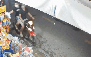 Video: Sôi máu với vụ trộm, rinh cả khung treo và nhiều bịch bánh của tiệm tạp hóa ở Hóc Môn