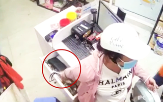 Video: Chiêu trò 'cong tay' trộm tiền tại cửa hàng ở TP.HCM