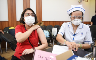 Video: Khoảng 8.000 công nhân được tiêm vắc xin COVID-19 trong ngày chủ nhật