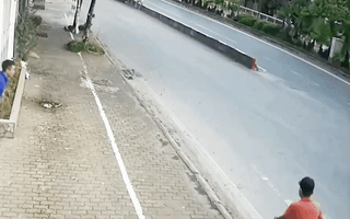 Video: Cận cảnh pha truy đuổi kẻ trộm xe máy trước một cửa hàng ở Hà Nội