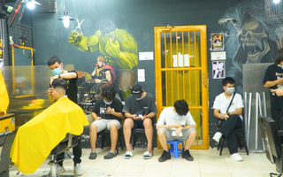 Video: Người Hà Nội xếp hàng đợi cắt tóc trong ngày đầu nới lỏng