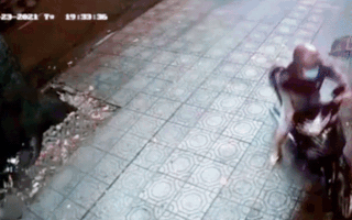 Video: Khoảnh khắc cô gái tung người đạp thanh niên trộm xe máy