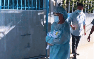 Video: Cháu bé 10 ngày tuổi theo bà lên xe vào khu cách ly COVID-19