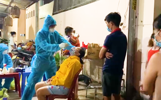Video: Lấy mẫu xét nghiệm trong đêm tại phường Bình Chuẩn sau 23 ca dương tính