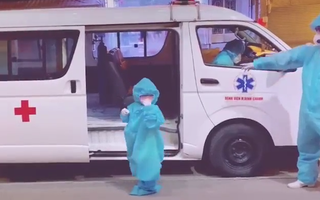 Video: Xúc động hình ảnh bé gái 5 tuổi một mình lên xe đi điều trị COVID-19 ở Bình Chánh