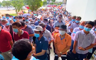 Video: Dòng người chờ tiêm vắc xin COVID-19 tại Nhà thi đấu Phú Thọ