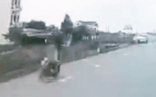 Video: Khoảnh khắc xe CSGT tông chết nữ sinh đi xe đạp điện ở Hải Dương