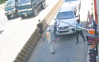 Video: Nhóm tài xế đi ngược chiều, bẻ gãy barie của trạm thu phí ở Khánh Hòa