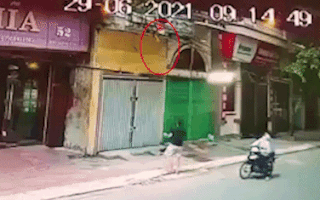Video: Bé gái rơi từ lan can tầng 2, được người đàn ông chạy đến hứng đỡ