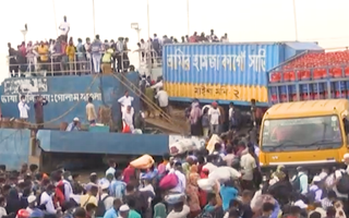 Video: Người lao động ùn ùn rời thủ đô Bangladesh trước giờ phong tỏa