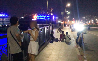 Video: Nhiều người không đeo khẩu trang, lên cầu Thủ Thiêm hóng mát