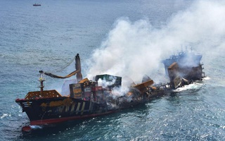 Video: Tàu chở 1.486 container bốc cháy 2 tuần, đang chìm xuống biển Sri Lanka