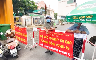Video: Đóng cửa chợ Bình Thới từ giữa đêm do có người phụ bán hàng mắc COVID-19