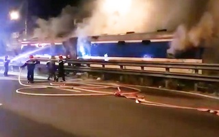 Video: Dập tắt đám cháy trên toa tàu đang chạy lúc giữa đêm tại Đà Nẵng