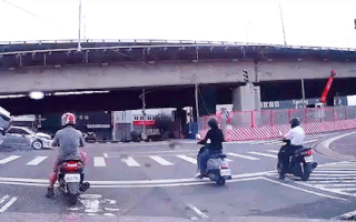 Video: Xe tải mất lái lật ngang, 2 người đi xe máy thoát nạn trong gang tấc