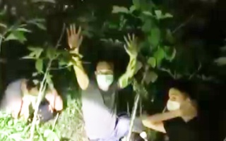 Video: 3 người Trung Quốc bung cửa xe ô tô tháo chạy khi gặp chốt kiểm dịch trên đường vào TP.HCM