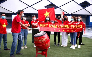 Nóng: CĐV Việt Nam đã vào sân cổ vũ cho thầy trò HLV Park Hang Seo