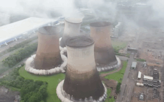 Video: Khoảnh khắc nhà máy điện khổng lồ ở Anh bị phá hủy