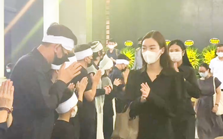 Video: Người thân và bạn bè nghẹn ngào đưa tiễn hoa hậu Nguyễn Thu Thủy