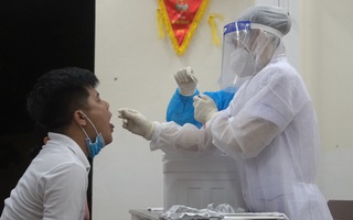 Video: Một nhà máy và gần 6.000 dân bị phong tỏa vì ca nhiễm COVID-19 ở Hà Tĩnh