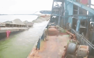 Video: Sà lan bất ngờ gãy đôi, công nhân nhảy thoát thân ngoạn mục