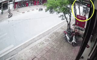 Video: Xe đầu kéo hạng nặng 'đốn' ngọt nhiều cây, cày nát vỉa hè, người dân nháo nhào
