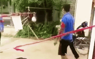 Video: Mạng xã hội lan truyền đoạn clip người phụ nữ 'vùng vẫy' để ra khỏi vùng phong tỏa