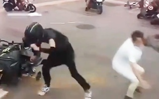 Video: Gió mạnh kỷ lục 'bứng' nhiều xe, công trình ở Trung Quốc
