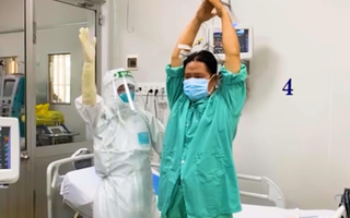 Video: Chiến sĩ công an quận Tân Phú mắc COVID-19 nặng đã hồi phục sau 23 ngày điều trị