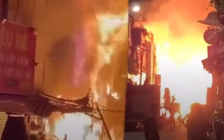 Video: Cháy lớn trong khu phong tỏa ở quận 3, gây thiệt hại 5 căn nhà