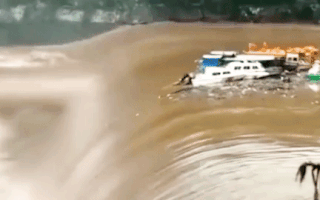 Video: Khoảnh khắc nhiều tàu thuyền bị nước lũ 'nuốt chửng' ở Trung Quốc