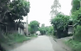 Video: Tài xế ôtô đánh lái kịp thời, tránh va chạm với xe container lật ngay trước mặt